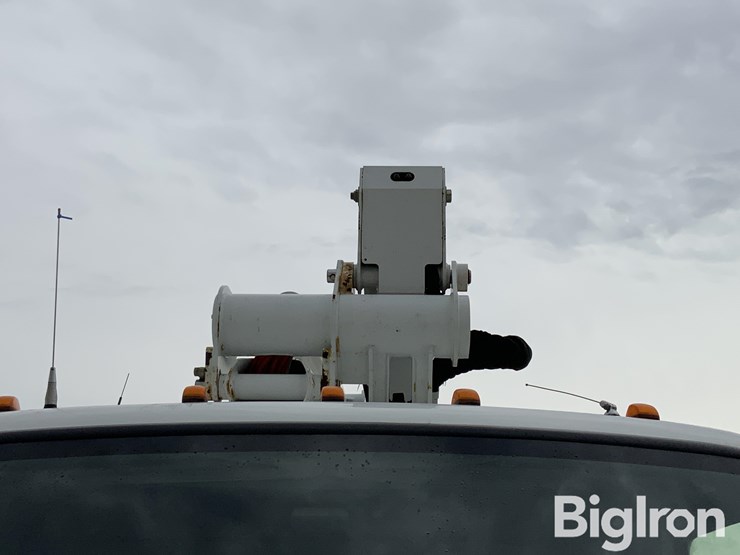2010-freightliner-m2-106-image-16