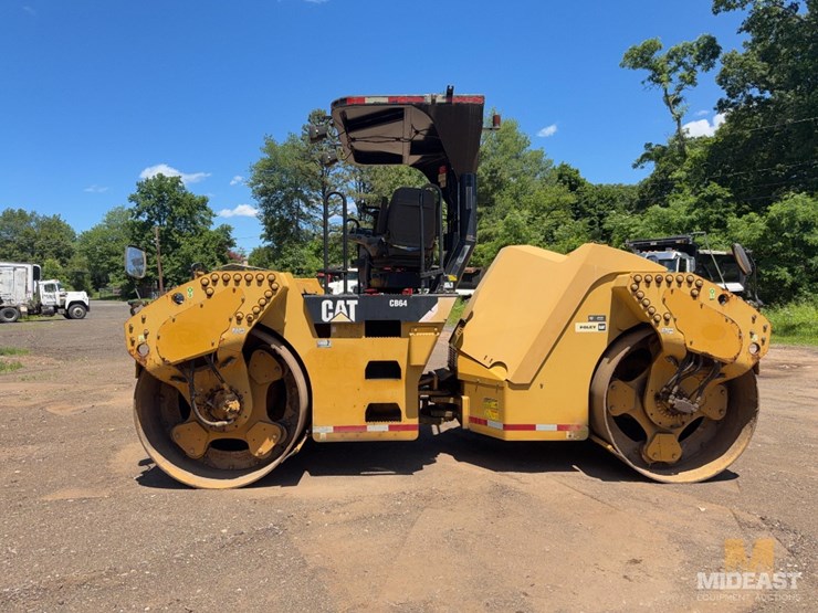 2010-caterpillar-cb64-image-15