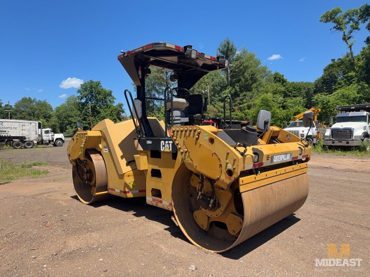 2010-caterpillar-cb64-image-3