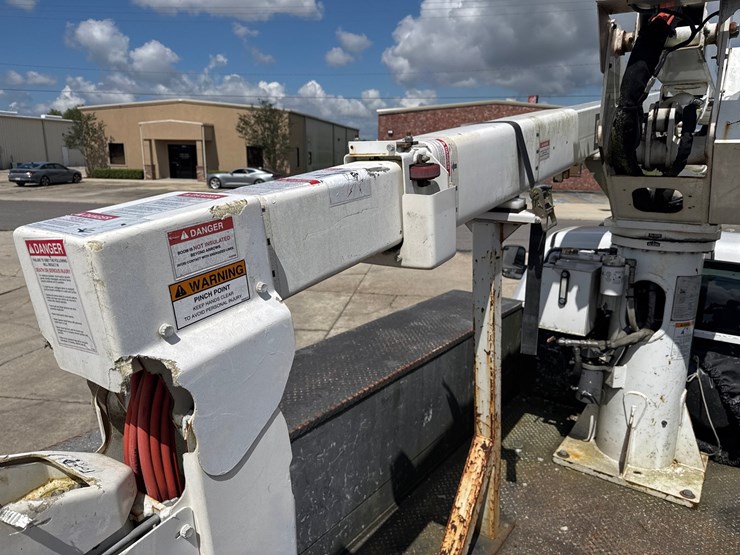 #3616-•-2018-ram-5500-4x4-40ft-bucket-truck-image-22