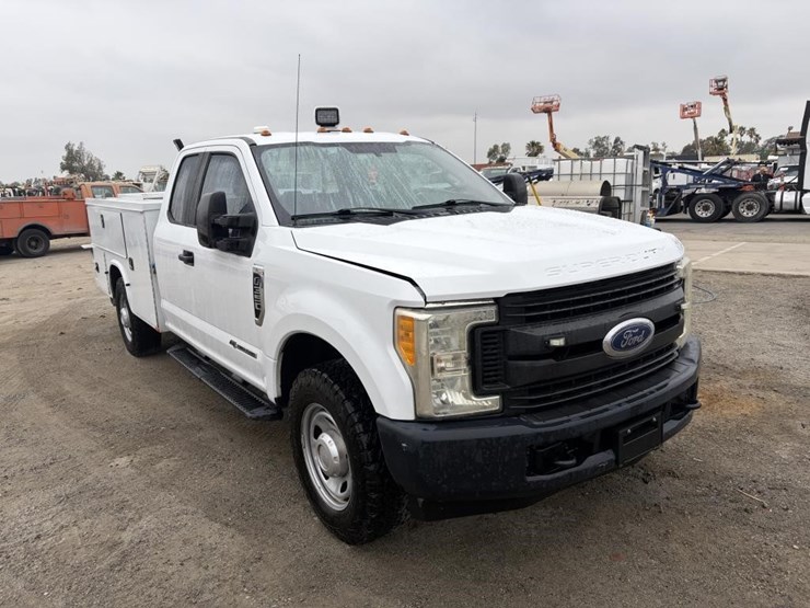 2017-ford-f350-xl-image-2