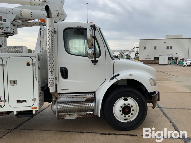 2010-freightliner-m2-106-image-17