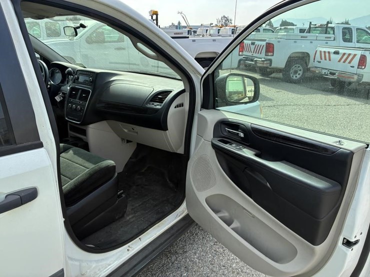 2012-dodge-caravan-image-10