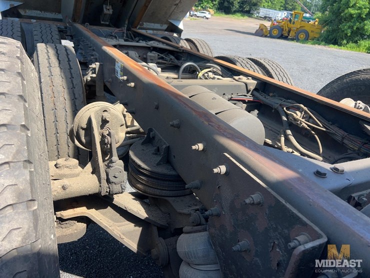 2011-kenworth-t800w-image-32