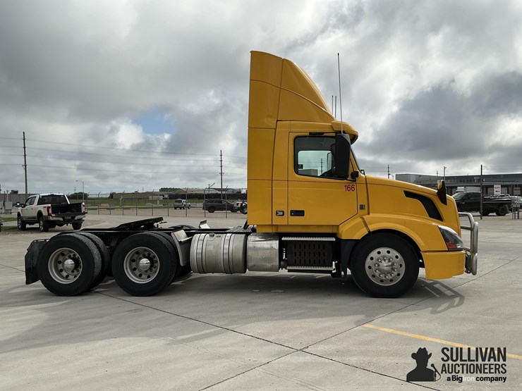 2017-volvo-vnl64t300-image-4