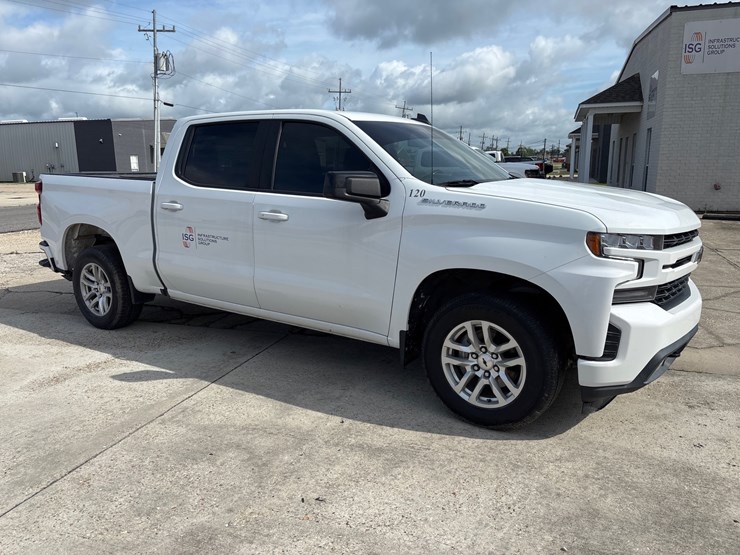 #3625-•-2022-chevrolet-silverado-pickup-truck-image-2