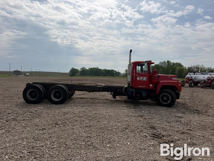 1984-mack-r686st-image-4