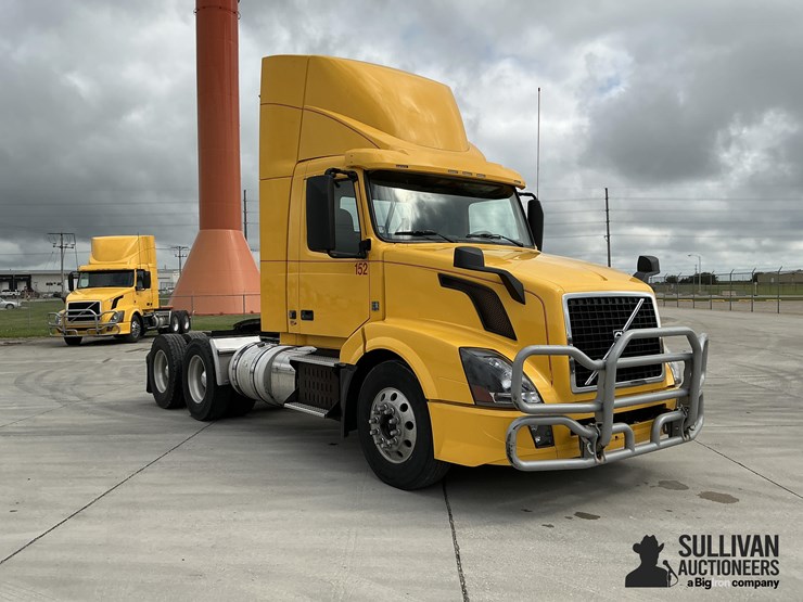 2016-volvo-vnl64t300-image-3