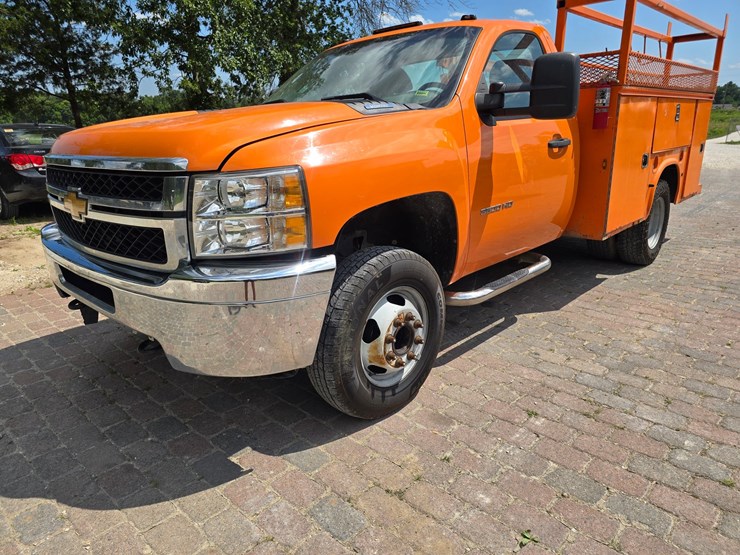2013-chevrolet-silverado-3500-image-2