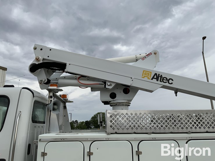 2010-freightliner-m2-106-image-11