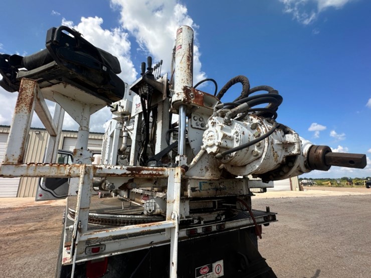 2014-freightliner-m2-106-image-14