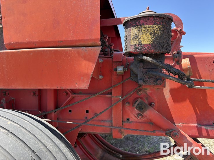 new-holland-320-image-18
