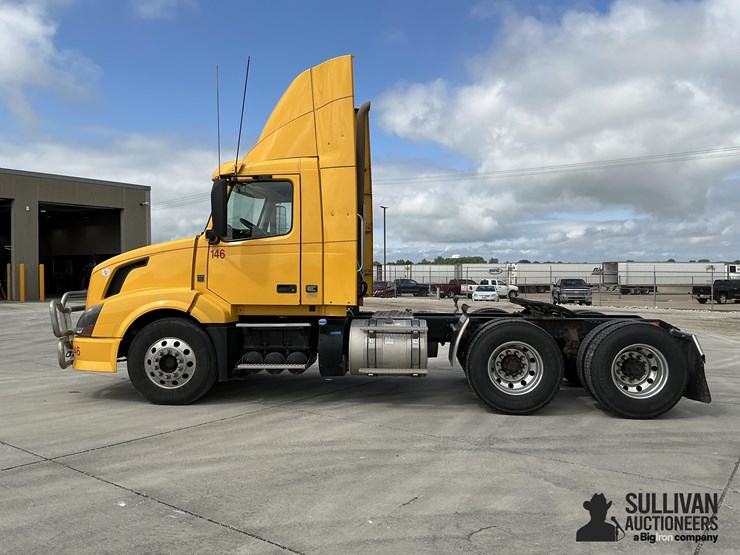 2015-volvo-vnl64t300-image-8