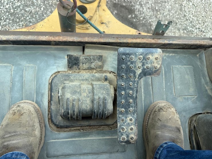 caterpillar-420d-image-34