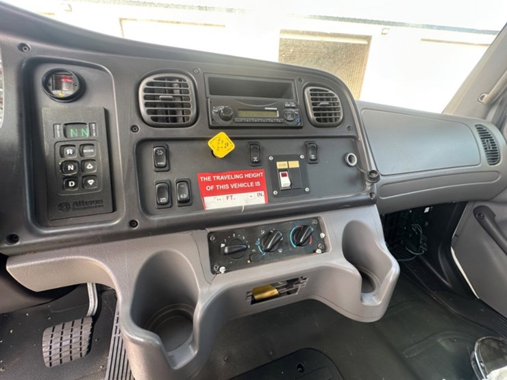 2014-freightliner-m2-106-image-25