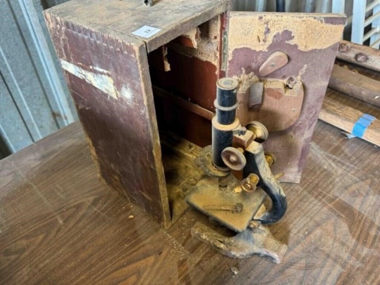 vintage-microscope-in-wooden-box-image-1