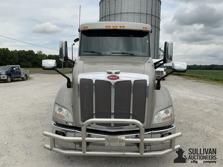 2015-peterbilt-579-image-2