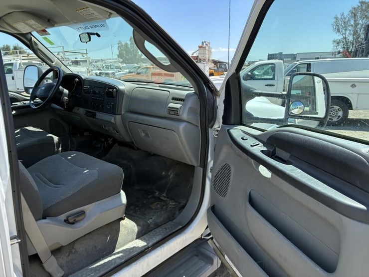 2006-ford-f550-image-21