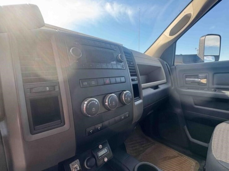 2010-dodge-ram-3500-image-18