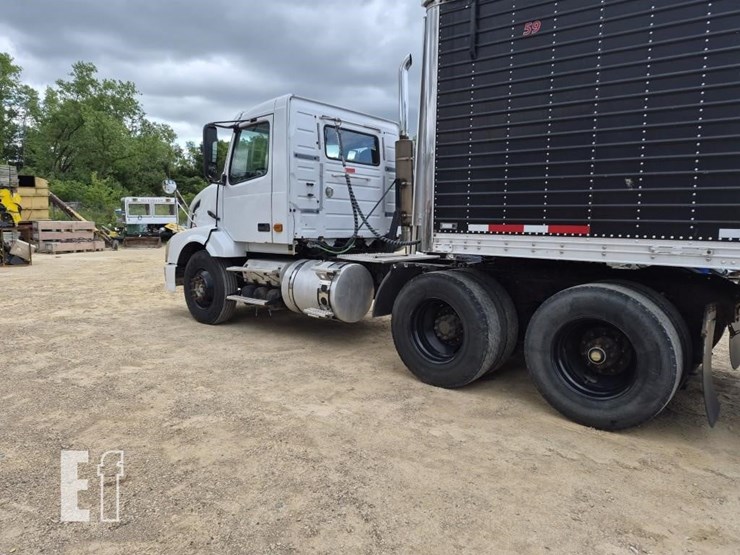 2006-volvo-vnl64t300-image-2