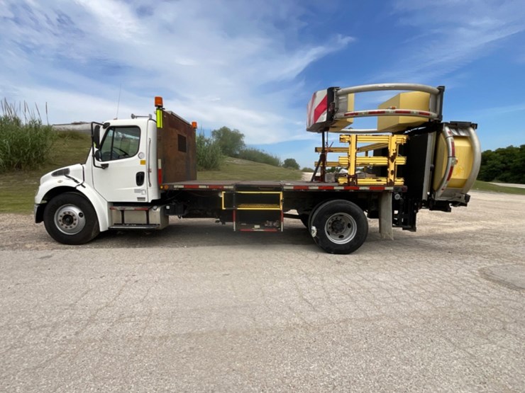 2005-freightliner-m2-106-image-8