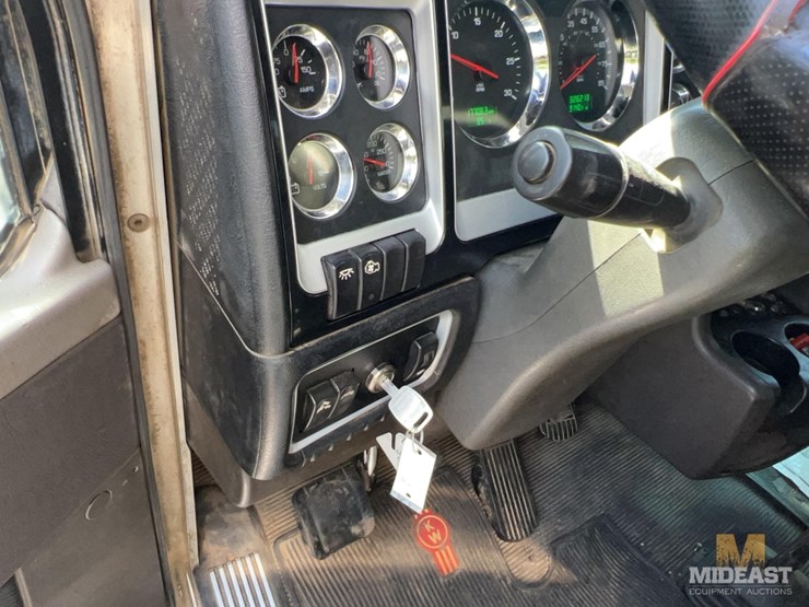 2011-kenworth-t800w-image-44