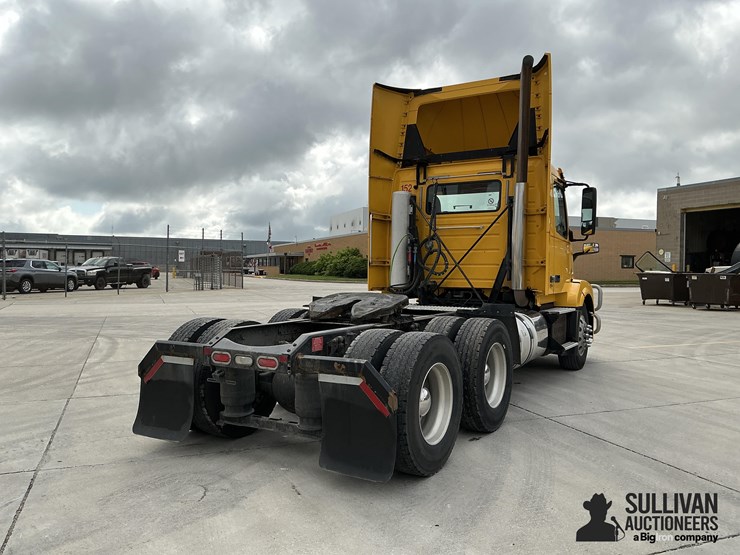 2016-volvo-vnl64t300-image-5