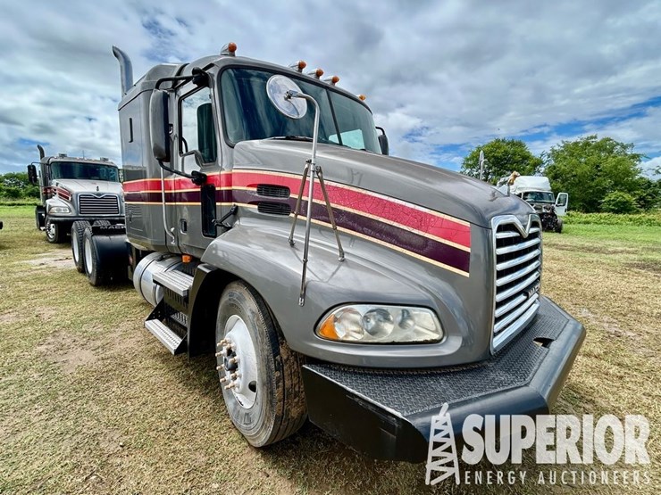 (x)-(9-31)-2009-mack-mp7-t/a-wet-kit-truck-tractor...-image-4