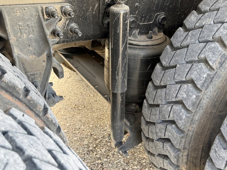 2015-caterpillar-ct660-image-16