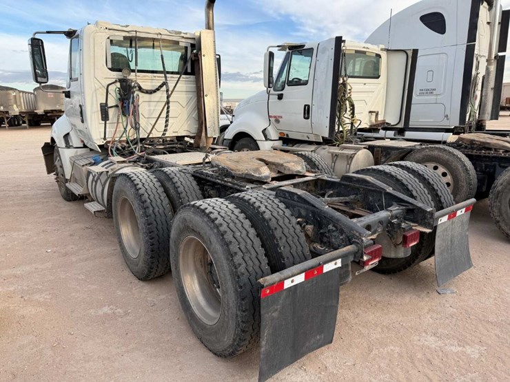 2017-international-lf687-daycab-image-3