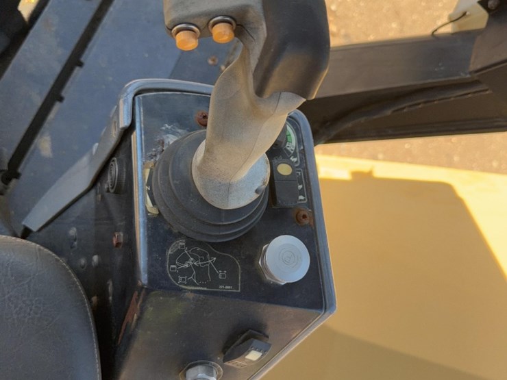 2010-caterpillar-cb64-image-11