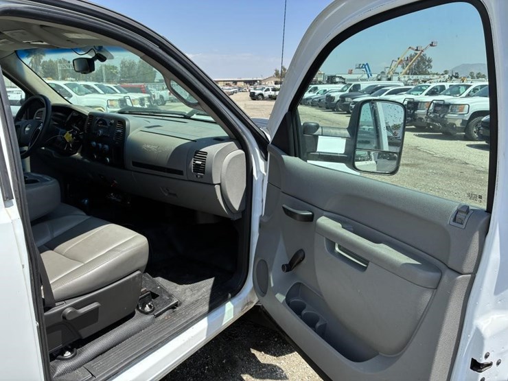 2011-chevrolet-2500hd-image-9