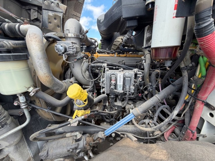 2015-caterpillar-ct660-image-12