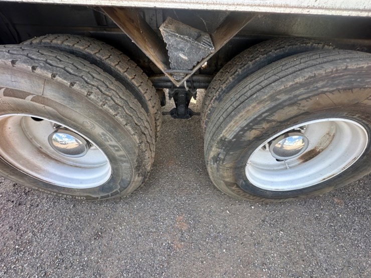 2014-freightliner-m2-106-image-9