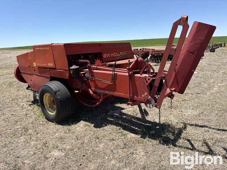 new-holland-320-image-7