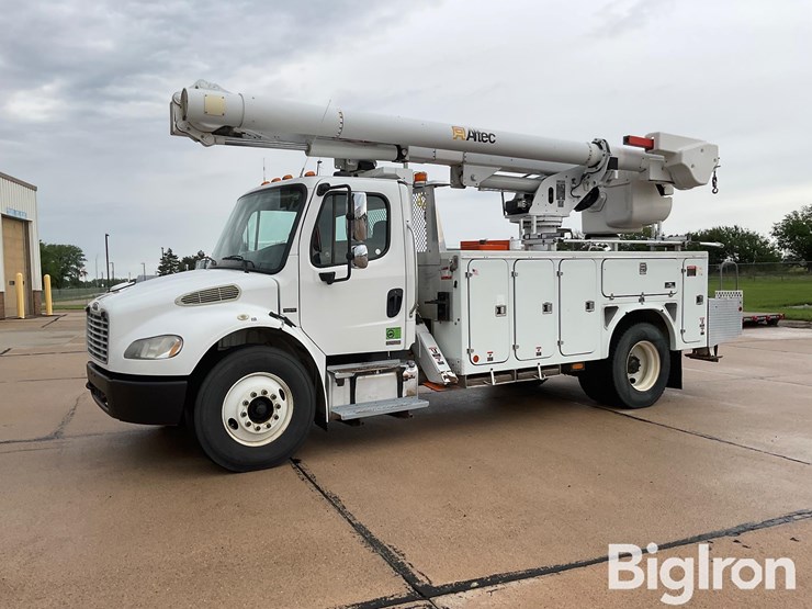 2009-freightliner-m2-106-image-1
