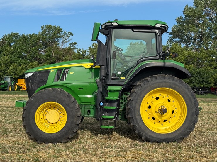 2023-john-deere-7r-210-image-1