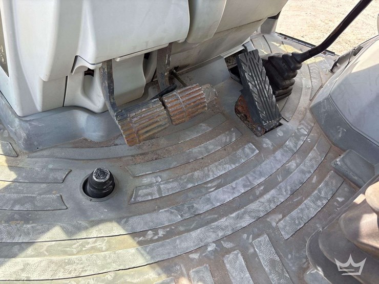 2015-caterpillar-416f-image-44