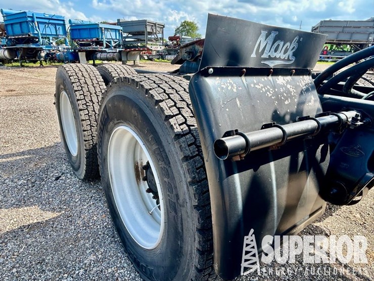(x)-(8-92)-2005-mack-cx613-t/a-wet-kit-truck-tract...-image-8