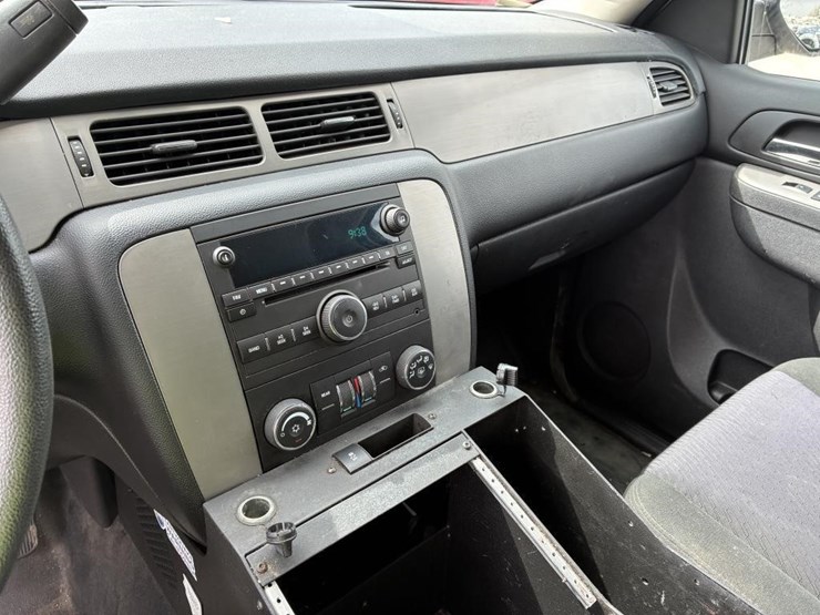 2015-chevrolet-tahoe-image-18