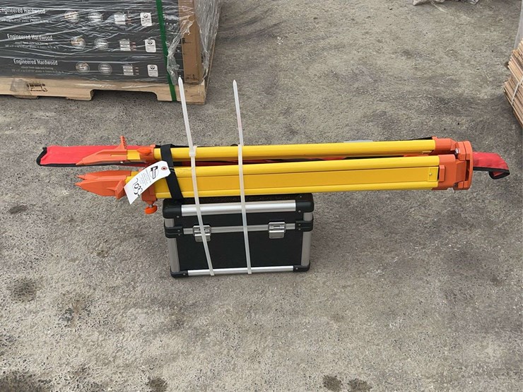 giyi-surveying-tripod-with-carrying-case-image-3