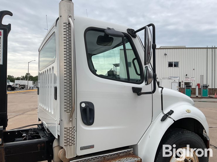 2010-freightliner-m2-106-image-18