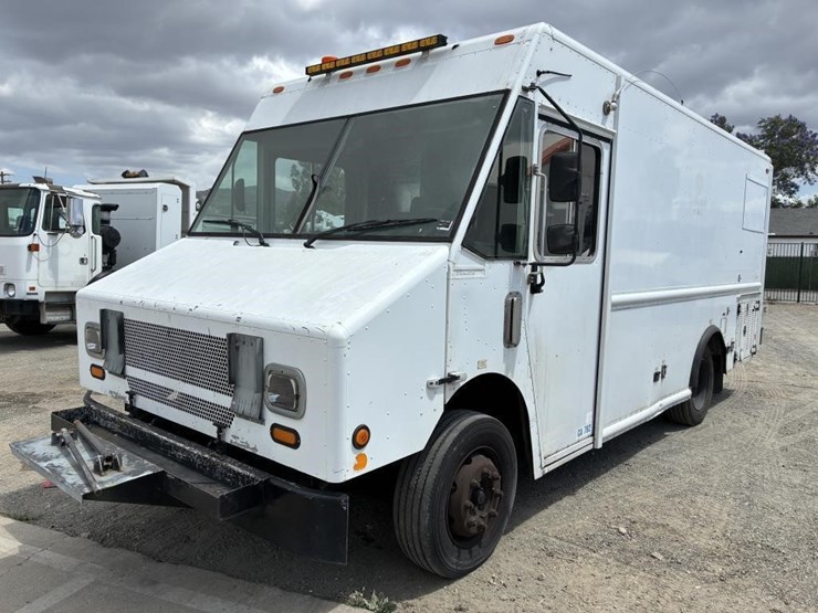 2008-workhorse-w62-image-1
