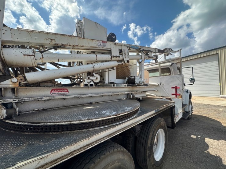 2014-freightliner-m2-106-image-17