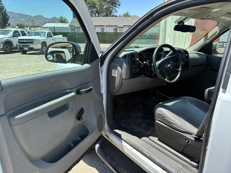 2011-chevrolet-silverado-2500-image-13