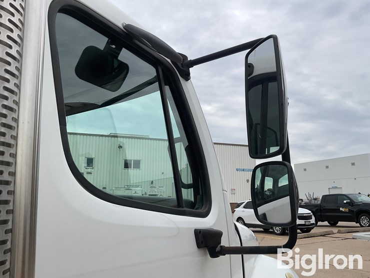 2010-freightliner-m2-106-image-20