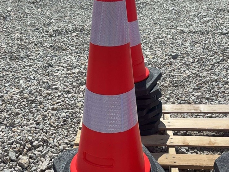 traffic-cones-with-heavy-duty-bases-image-2