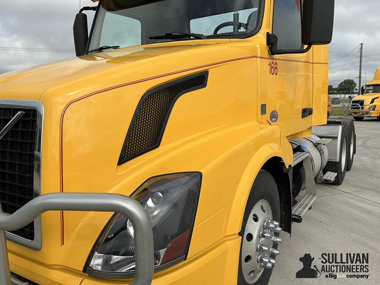 2017-volvo-vnl64t300-image-14