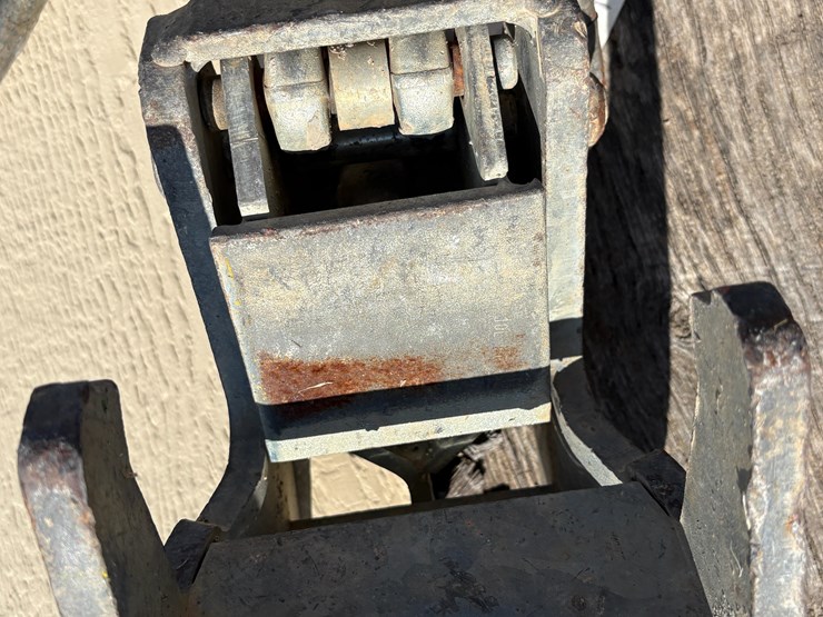 split-overhaul-ball,-lifting-clamp-and-hydraulic-breaker-image-10