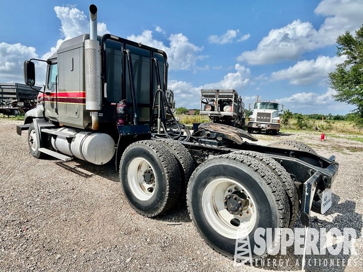 (x)-(8-92)-2005-mack-cx613-t/a-wet-kit-truck-tract...-image-4